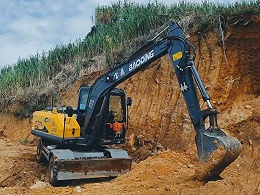 宝鼎80G挖掘机：山地作业的灵活利器